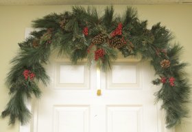 (image for) 66" Deluxe Pine-Berry Christmas Garland with Cones CR1045