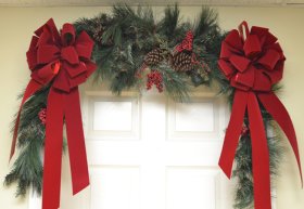(image for) 66" Christmas Garland with Berries and Ribbons CR1043